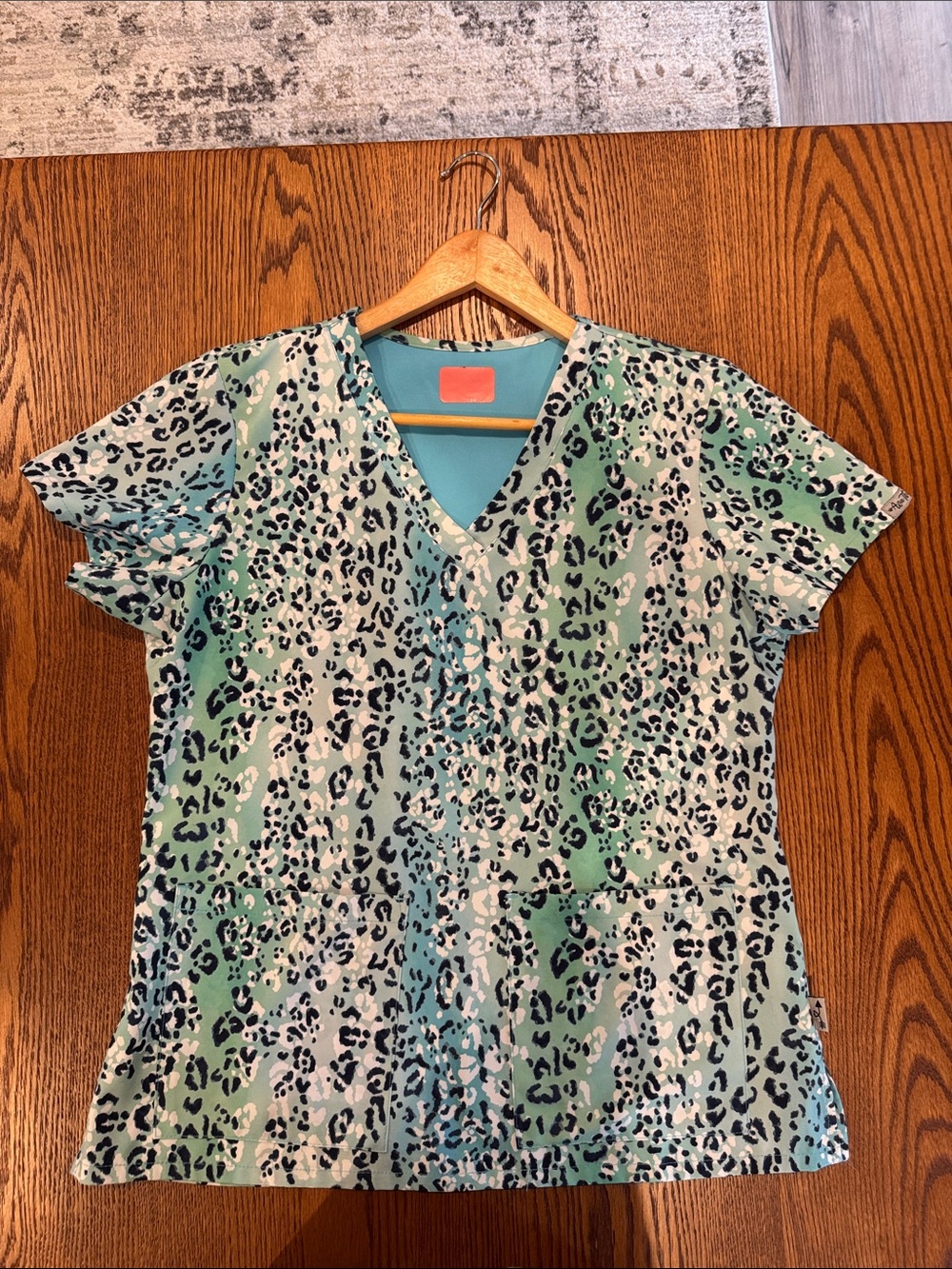 Women’s Teal & Mint Leopard Print V-Neck Short Sleeve Scrub Top